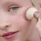 Пензлик для макіяжу Benefit Cosmetics Multitasking Cheek Brush for Powder Blush, Bronzer & Highlighter - Фото 4
