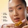 Зволожувальне масло для губ з медом Gisou Honey Infused Hydrating Lip Oil Honey Gold - sheer honey .27 oz / 8 mL - Фото 7
