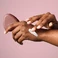 Зволожуючий крем для рук з ніацинамідом Rare Beauty by Selena Gomez Find Comfort Hydrating Hand Cream 50 мл - Фото 4