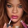Живильна блиск-олія для губ з ефектом сяяння Fenty Beauty by Rihanna Gloss Bomb Oil Luminizing Lip Oil 'N Gloss Color: Razzberry Jamz - sparkling bright berry Size 0.3 oz/9 mL - Фото 2